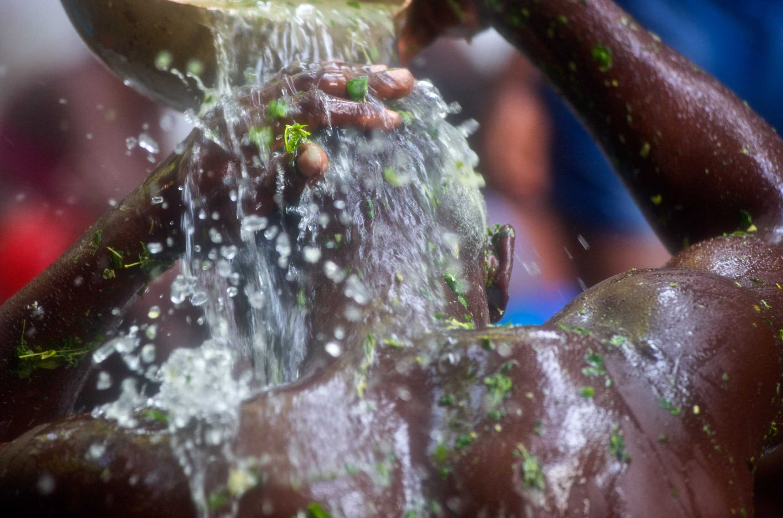 A worshiper pours water over his head during the Saut D